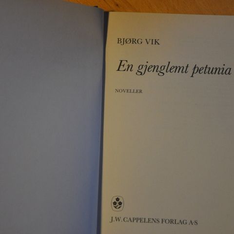 En gjenglemt petunia. Bjørg Vik. Innb. (AF). Sendes