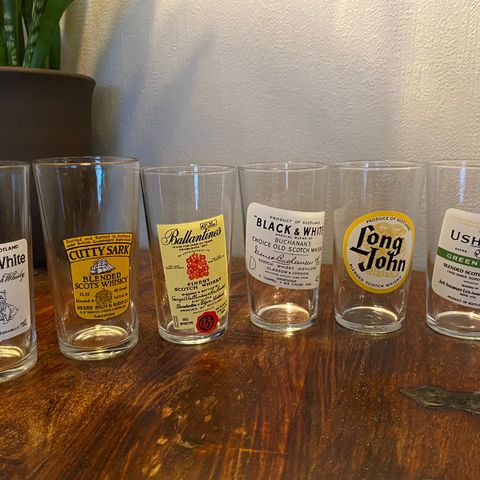 Kule retro glass med whiskey reklame