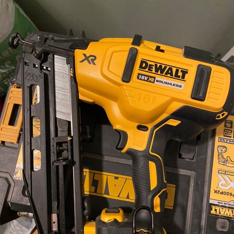 Utleie- Dewalt DCN660 16GA Batteridrevet Dykkertpistol