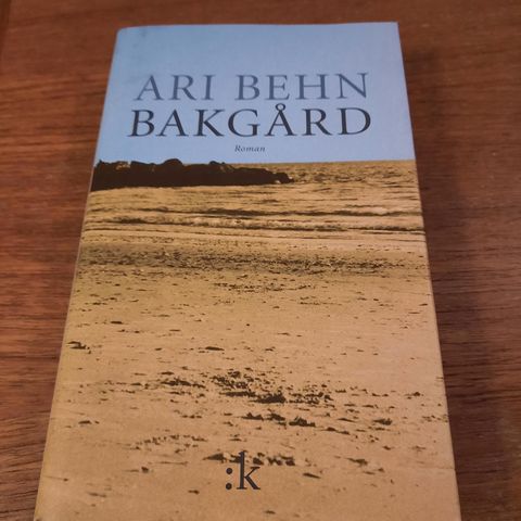 Bakgård - Ari Behn - 2003