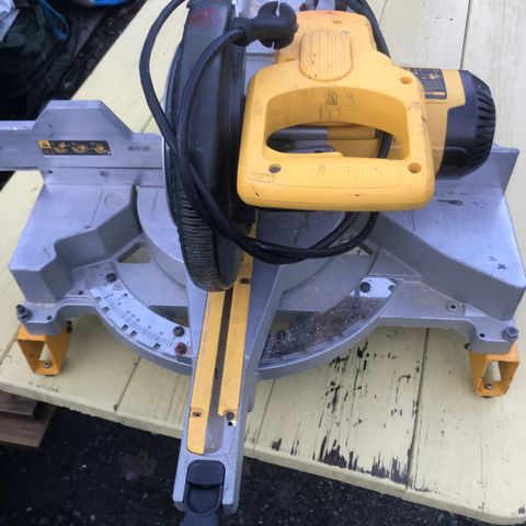 Kapp og Gjæresag DeWalt DW 712N