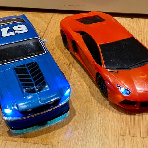 To kule biler med lys - Mustang og Lamborghini