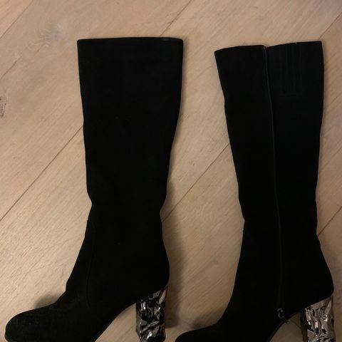 Women's black suede boots in excellent condition. Size 38 (25 cm.)