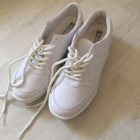 Hvite sko