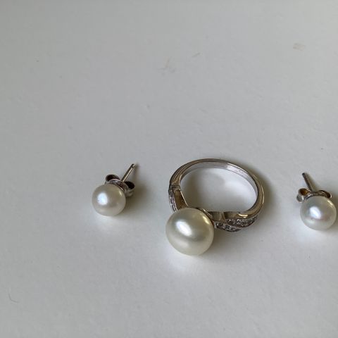 Ekte silver set with natural white pearls: earrings and a ring