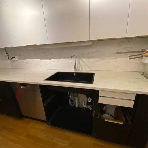 Elegant Ikea marmomønstret kjøkkenplate med underlimet vaske