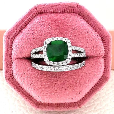 Lekker smaragd ring i sølv med cubic zikona