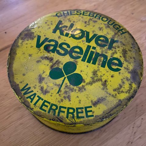 Vintage kløver vaselin med innhold