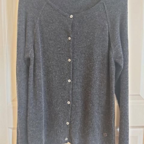 30% CASHMERE / KASJMIR. 70% ULL. Mørk grå cardigan / genser med knapper. BTFCPH.