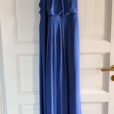 Lang himmelblå kjole
