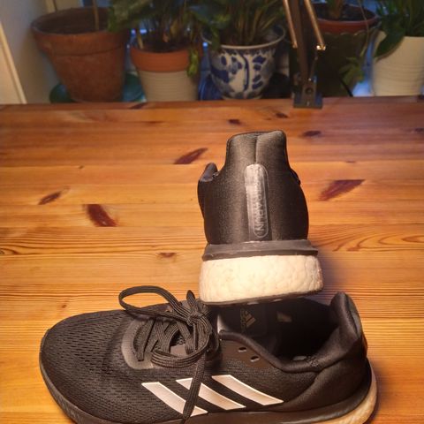 Adidas Boost Astrarun 'Core Black', nesten nye joggesko, løpesko, s 38