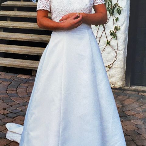 Vintage brudekjole med korte ermer og avtagbart slep. Str 38
