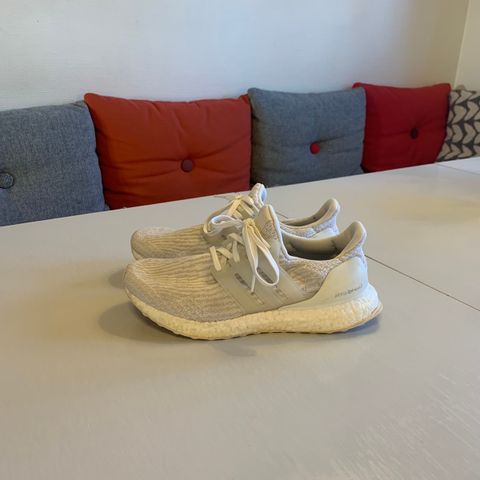 Hvite Adidas Ultra Boost (Str. 39 1/3)