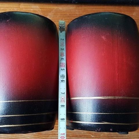 2 flotte røde lysestaker. Black Design.