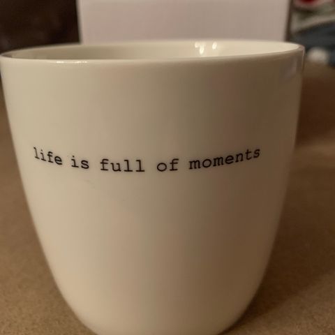 Ny håndlaget Søgne krus "Life is full of moments" selges