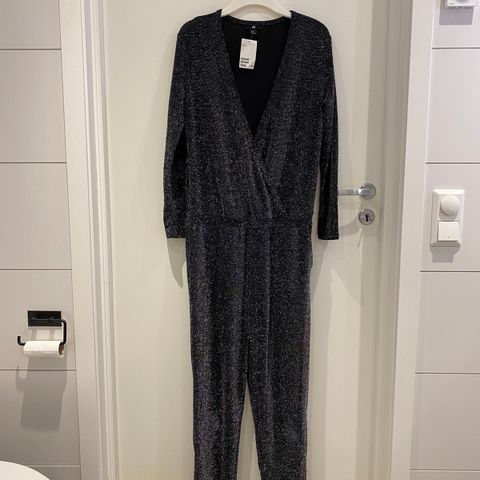 Glitrende jumpsuit fra H&M