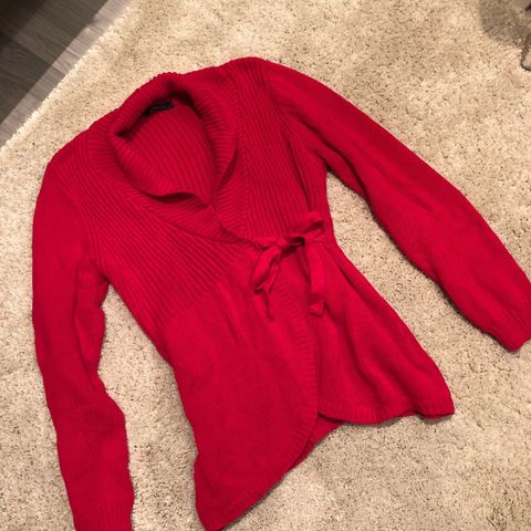 Rød strikk jakke genser