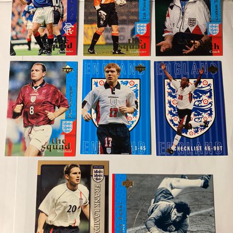 England 1998; 8 fotballkort + 23 forskjellige mynter med fotballspillere