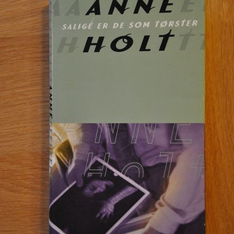 Salig er de som tørster: Anne Holt. Innb. (AH). Sendes