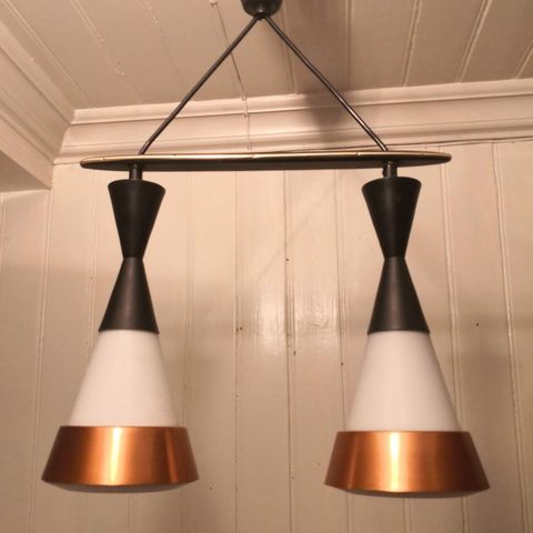 Vintage dobbel taklampe med opalin glass og kobberbeslag.