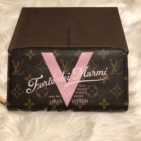 Limited og unik Louis Vuitton lommebok Zippy Wallet Forte dei Marmi