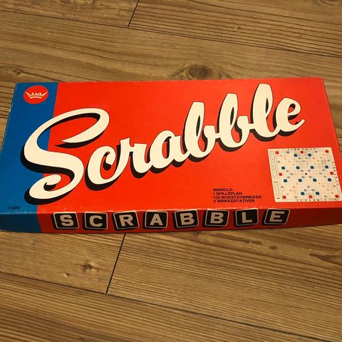 Scrabble (med skinner og brikker i tre) Denne er i utmerket stand