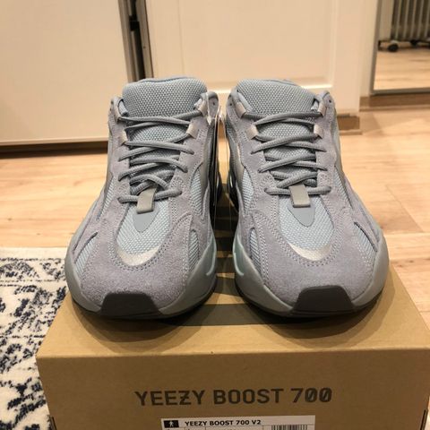 Yeezy Boost 700 V2 «hospital blue» (EU 44,5)