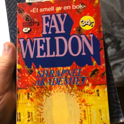 Fay Weldon Shaprel-Akademiet til salgs.