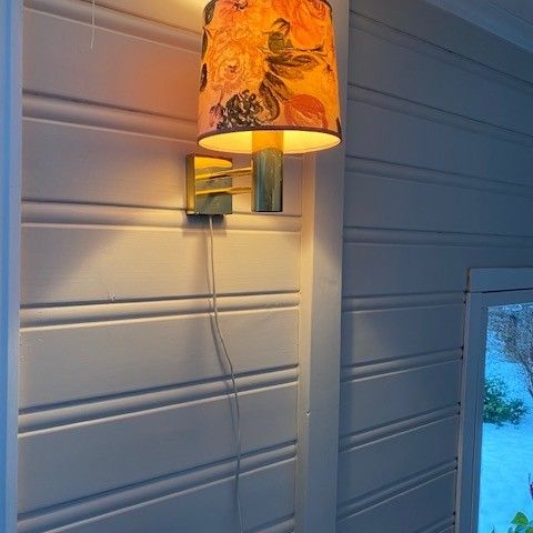 Nydelig Vegg Lampe i Messing med Vakkert Blomstrede Skjerm, selges billig