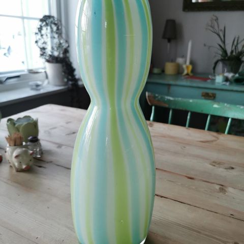 1 fargerik kunstglass vase, selges.