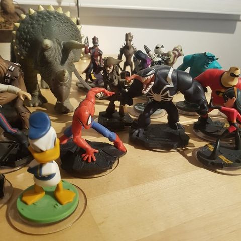 Disney Infinity Figurer, spill og krystaller fra Sams Salg