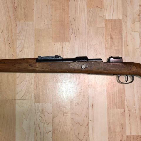 Gammel Mauser med tysk ørn og Norsk hær-merke