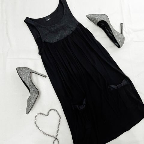 Kort svart kjole fra Gina Tricot