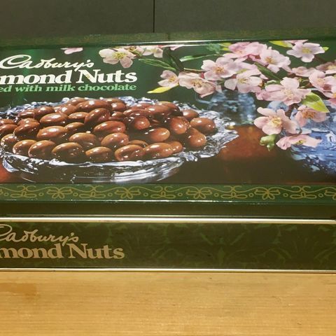 Metallboks Cadbury Almond  Nuts