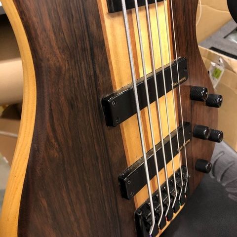 Woodo B6 Ebony 6 strengs bass vurderes solgt