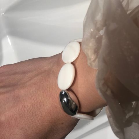 Armbånd med flate hvite steiner og strikk til jente / dame