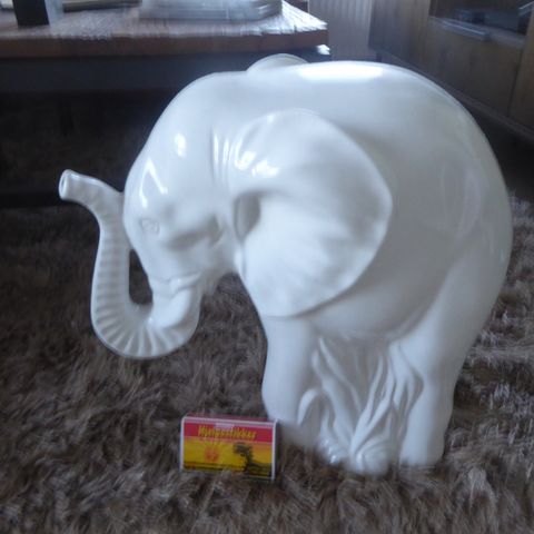 Elegant Elefant i porselen