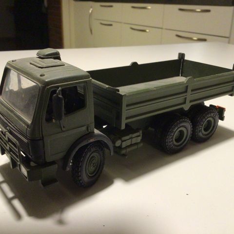 Militær.NZG MERCEDES BENS LASTEBIL.TIPPBIL.DUMPER.1:43.