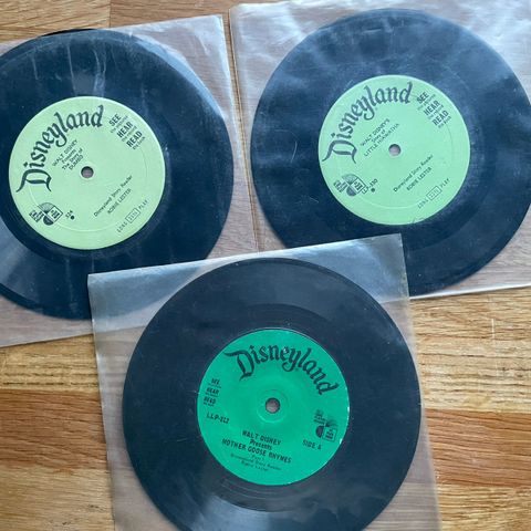 Vinyl 7" Single singel : Walt Disney Presents Dumbo + Hiawata + Mother Goose