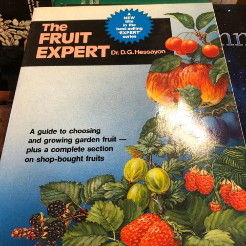 The Fruit Expert By Dr. D.G. Hessayon til salgs.