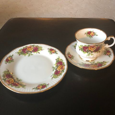 kr 2500-, Elizabethan kaffeservise 14 pers