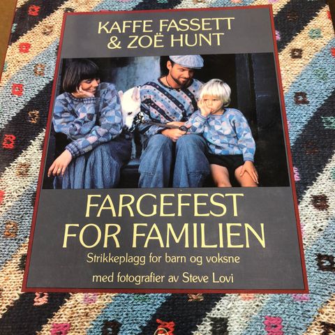 Fargefest for familien strikkeplagg for barn og voksne til salgs.