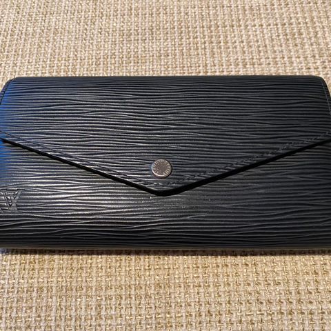 Brukt Louis Vuitton Sarah Wallet i Epi Leather