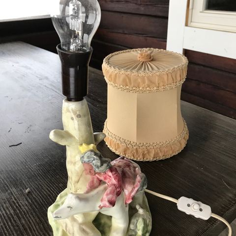 Flott lampe, Isbjørn med damefigur selges