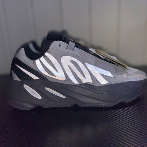 Yeezy 700 MNVN str. 42