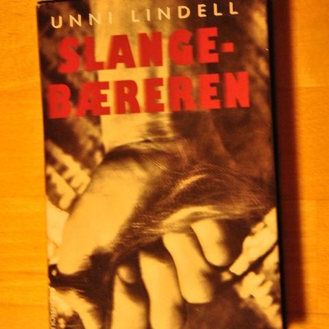 Slangebæreren. Unni Lindell. (AD) innb. Sendes