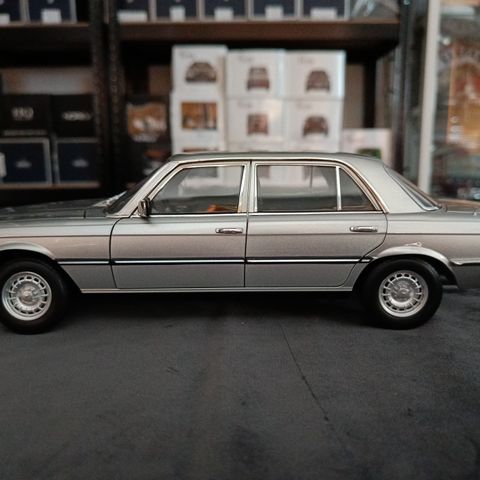 1978 modell Mercedes-Benz 450 SEL 6.9 W116 sølvgrå metallic Norev skala 1:18