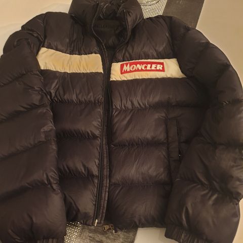 Moncler jakke i str 164