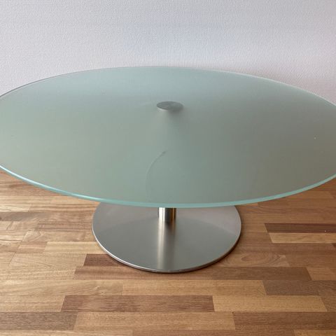 1 stk. glassbord med stålfot - BRUKTE KONTORMØBLER -