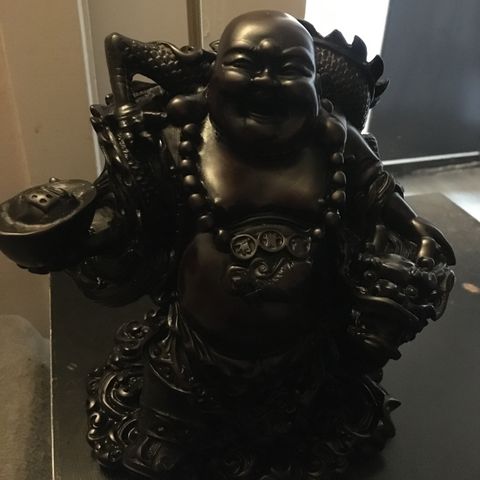 Spesiell Buddah statue selges.